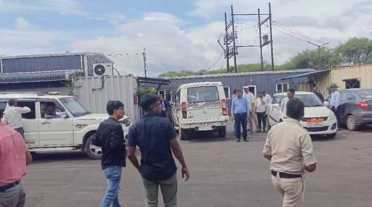 बाल श्रमिक मिले, महिलाओं से 12 घंटे काम, ठेकेदार तिवारी पर श्रम कानून उल्लंघन का आरोप बाल श्रमिक मिले, महिलाओं से 12 घंटे काम, ठेकेदार तिवारी पर श्रम कानून उल्लंघन का आरोप