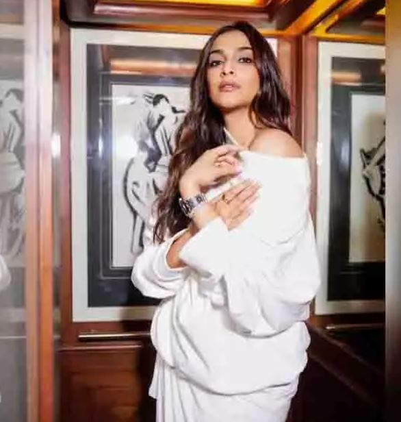 प्रेग्नेंसी की अफवाहों के बीच Sonam Kapoor ने शेयर कीं खूबसूरत तस्वीरें प्रेग्नेंसी की अफवाहों के बीच Sonam Kapoor ने शेयर कीं खूबसूरत तस्वीरें