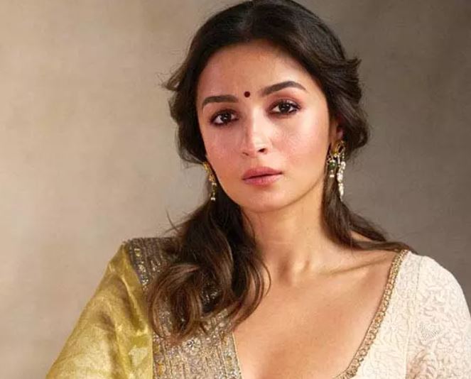 Alia Bhatt ने अपनी आंतरिक बंगाली सुंदरता को एक मनमोहक सुनहरे-चांदी की साड़ी में प्रदर्शित किया Alia Bhatt ने अपनी आंतरिक बंगाली सुंदरता को एक मनमोहक सुनहरे-चांदी की साड़ी में प्रदर्शित किया