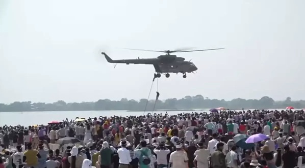 CM साय ने सूर्यकिरण एयरोबेटिक डिस्प्ले देखकर जवानों की तारीफ की CM साय ने सूर्यकिरण एयरोबेटिक डिस्प्ले देखकर जवानों की तारीफ की