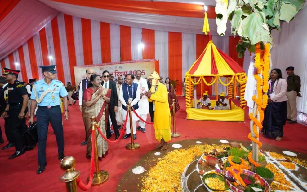 राष्ट्रपति द्रौपदी मुर्मु ने अंबिकापुर में मुख्यमंत्री जनजातीय ग्राम अखरा विकास योजना का किया शुभारंभ राष्ट्रपति द्रौपदी मुर्मु ने अंबिकापुर में मुख्यमंत्री जनजातीय ग्राम अखरा विकास योजना का किया शुभारंभ