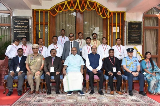 उपराष्ट्रपति ने रायपुर राजभवन परिवार के साथ कराई फोटोग्राफी उपराष्ट्रपति ने रायपुर राजभवन परिवार के साथ कराई फोटोग्राफी