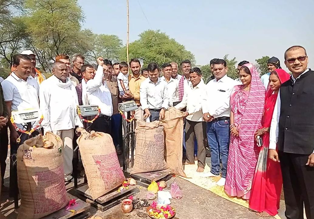 माला पहनाकर सम्मानित, धान खरीदी शुरू होने से किसान उत्साहित माला पहनाकर सम्मानित, धान खरीदी शुरू होने से किसान उत्साहित