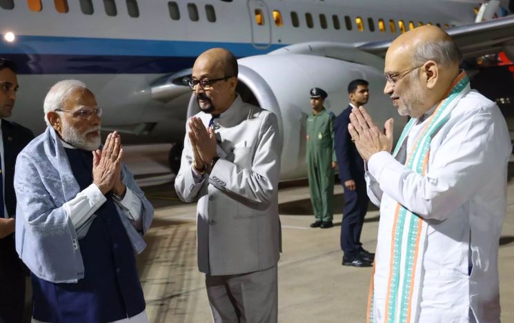 रायपुर में PM मोदी का अमित शाह और राज्यपाल रमेन डेका ने किया भव्य स्वागत रायपुर में PM मोदी का अमित शाह और राज्यपाल रमेन डेका ने किया भव्य स्वागत