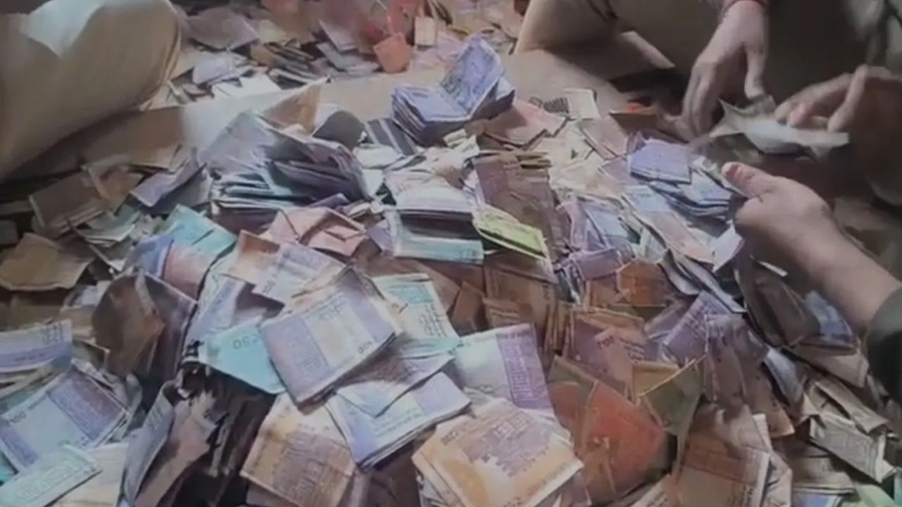 पुलिस का बड़ा ऑपरेशन: जेल से चल रहा था ड्रग्स का साम्राज्य, 2 करोड़ कैश बरामद पुलिस का बड़ा ऑपरेशन: जेल से चल रहा था ड्रग्स का साम्राज्य, 2 करोड़ कैश बरामद