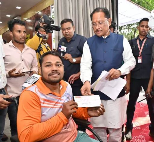 दिव्यांग रग्बी खिलाड़ी की मदद के लिए मुख्यमंत्री आगे आए, जनदर्शन में स्वीकृत किया 90 हजार रुपए का आर्थिक अनुदान दिव्यांग रग्बी खिलाड़ी की मदद के लिए मुख्यमंत्री आगे आए, जनदर्शन में स्वीकृत किया 90 हजार रुपए का आर्थिक अनुदान