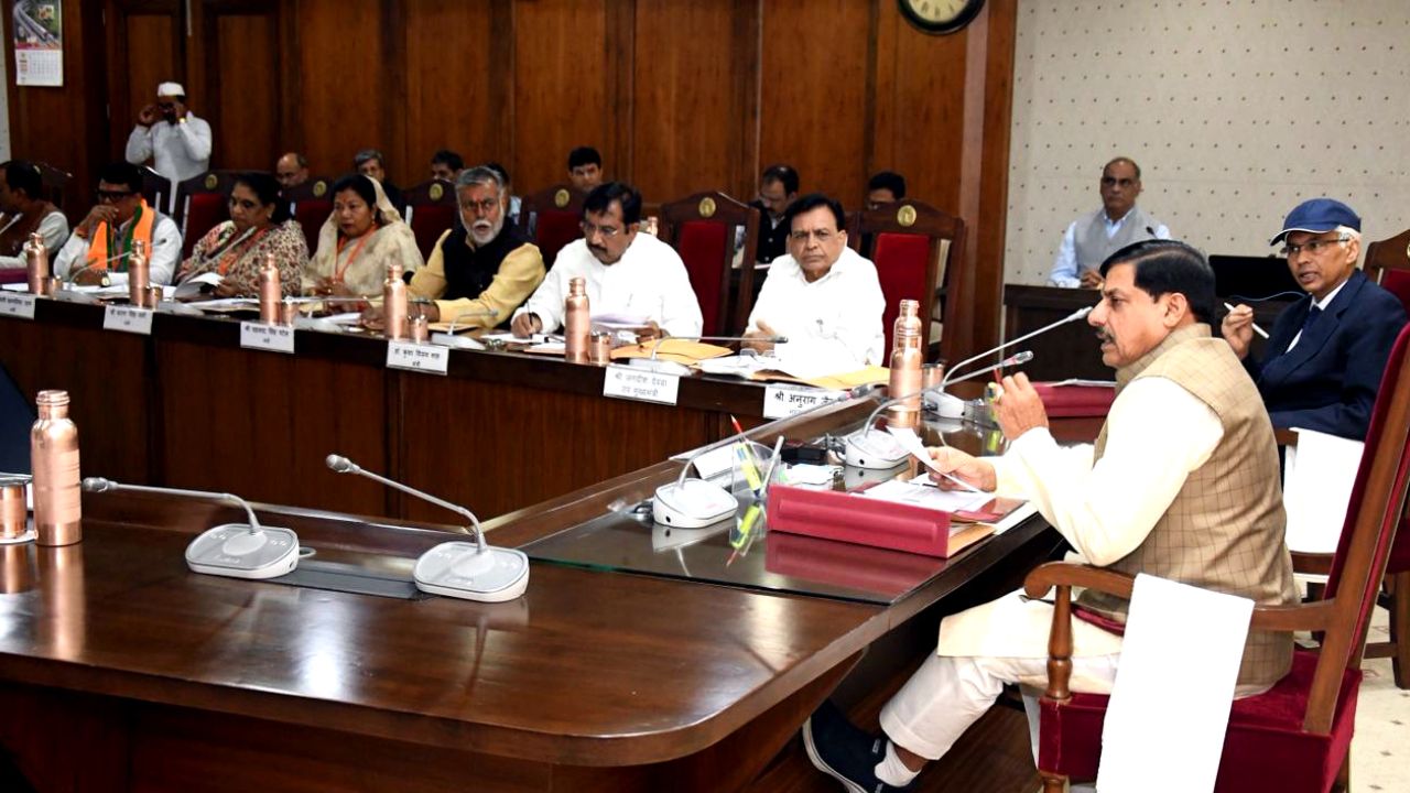 MP Cabinet Meeting: लाडली बहनों के लिए खुशखबरी…अब 1500 रुपये मिलेंगे, जानिए कब से और कैसे मिलेगा पैसा MP Cabinet Meeting: लाडली बहनों के लिए खुशखबरी…अब 1500 रुपये मिलेंगे, जानिए कब से और कैसे मिलेगा पैसा