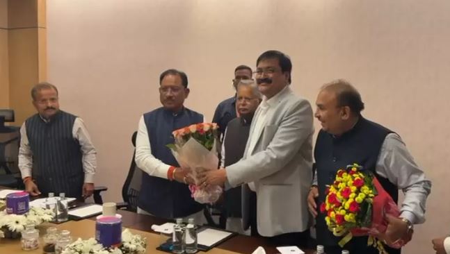 गुजरात के उद्योगपतियों ने CM विष्णुदेव साय से की मुलाकात, छत्तीसगढ़ में निवेश की जताई इच्छा गुजरात के उद्योगपतियों ने CM विष्णुदेव साय से की मुलाकात, छत्तीसगढ़ में निवेश की जताई इच्छा