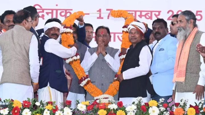 मुख्यमंत्री का पारम्परिक मोहरी वाद्ययंत्र के सामूहिक वादन से हुआ स्वागत मुख्यमंत्री का पारम्परिक मोहरी वाद्ययंत्र के सामूहिक वादन से हुआ स्वागत