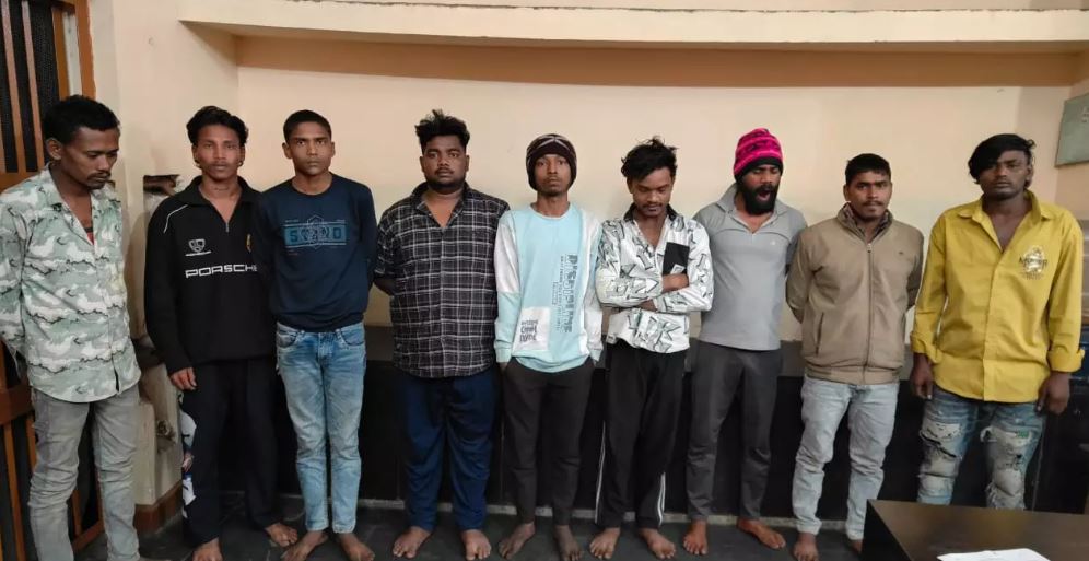 रायपुर शहर में पुलिस की 60 टीम ने की छापेमारी, 134 अपराधी गिरफ्तार रायपुर शहर में पुलिस की 60 टीम ने की छापेमारी, 134 अपराधी गिरफ्तार