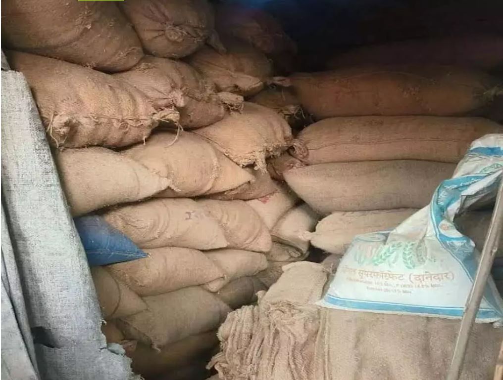 अवैध रूप से रखे जाने पर दो व्यक्तियों के घर से 80 क्विंटल धान जब्त अवैध रूप से रखे जाने पर दो व्यक्तियों के घर से 80 क्विंटल धान जब्त