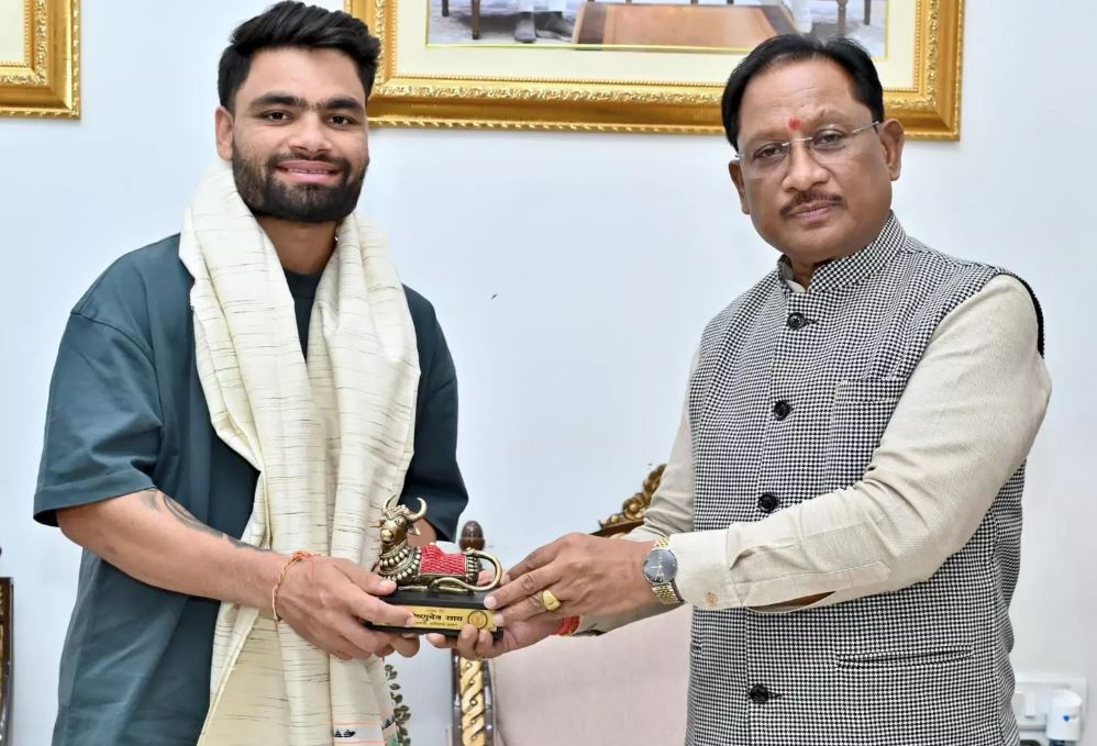 क्रिकेटर रिंकू सिंह ने CM साय से की मुलाकात क्रिकेटर रिंकू सिंह ने CM साय से की मुलाकात