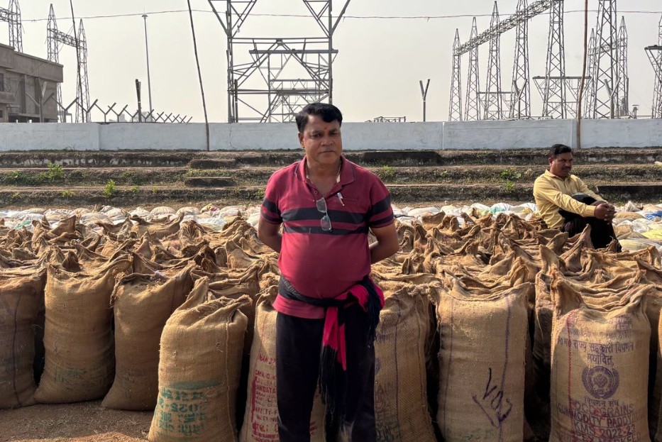 धान खरीदी प्रक्रिया में तकनीकी सुधार और बेहतर सुविधाओं से संतुष्ट हुए- किसान श्री गौकरण साहू धान खरीदी प्रक्रिया में तकनीकी सुधार और बेहतर सुविधाओं से संतुष्ट हुए- किसान श्री गौकरण साहू