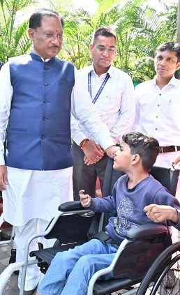 पैरों से चित्र उकेरने वाली पूनम बिटिया के जीवन में मुख्यमंत्री ने भरी नई उम्मीद पैरों से चित्र उकेरने वाली पूनम बिटिया के जीवन में मुख्यमंत्री ने भरी नई उम्मीद