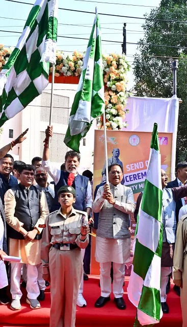 CM विष्णुदेव साय ने यूनिटी मार्च के लिए राज्य के 68 युवाओं के दल को हरी झंडी दिखाकर किया रवाना CM विष्णुदेव साय ने यूनिटी मार्च के लिए राज्य के 68 युवाओं के दल को हरी झंडी दिखाकर किया रवाना