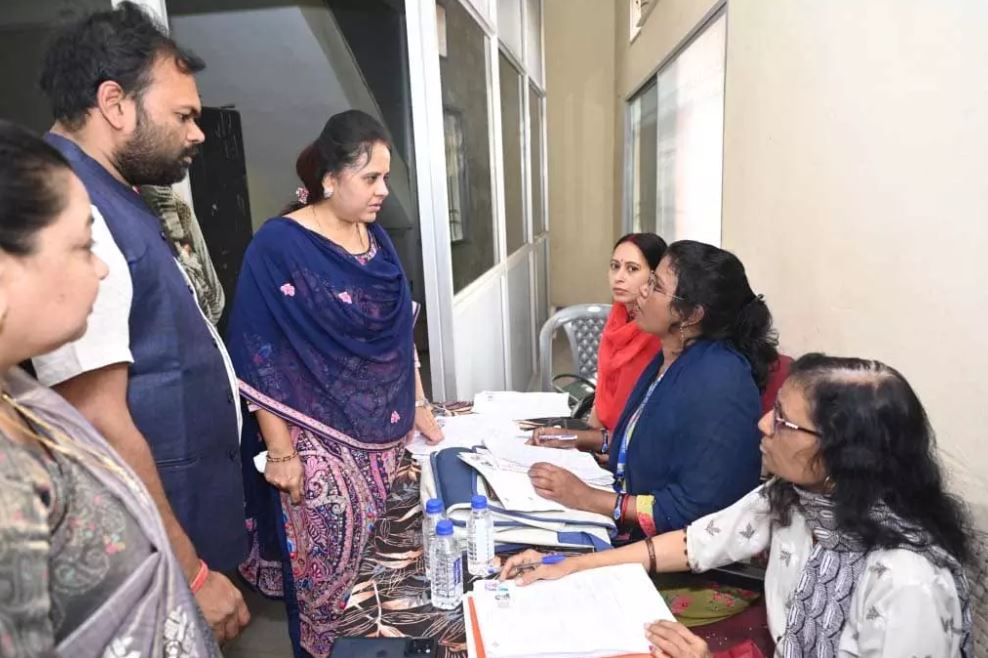 मेयर मीनल चौबे ने SIR अभियान की प्रगति का किया निरीक्षण मेयर मीनल चौबे ने SIR अभियान की प्रगति का किया निरीक्षण