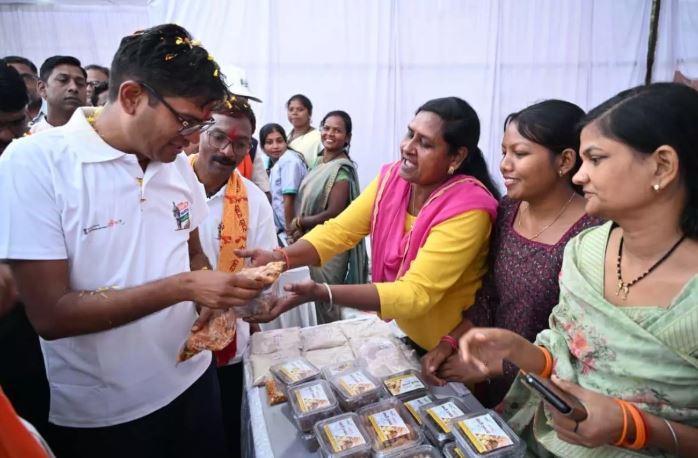 तमनार के स्वामी आत्मानंद विद्यालय परिसर में हुआ स्वदेशी मेला का आयोजन तमनार के स्वामी आत्मानंद विद्यालय परिसर में हुआ स्वदेशी मेला का आयोजन