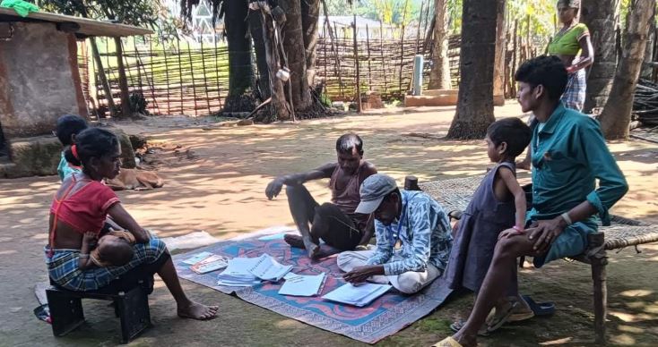 जंगल-पहाड़ों के रास्तों से मतदाताओं तक पहुंच रही टीम जंगल-पहाड़ों के रास्तों से मतदाताओं तक पहुंच रही टीम