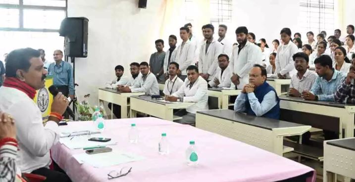 चिकित्सकों के लिए मानव स्वास्थ्य सेवा से बढ़कर, कोई खुशी और आनंद नहीं : डिप्टी CM विजय शर्मा चिकित्सकों के लिए मानव स्वास्थ्य सेवा से बढ़कर, कोई खुशी और आनंद नहीं : डिप्टी CM विजय शर्मा