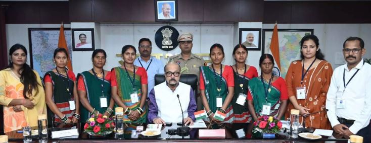 राज्यपाल रमेन डेका ने विद्यार्थियों और लखपति दीदियों को किया सम्मानित राज्यपाल रमेन डेका ने विद्यार्थियों और लखपति दीदियों को किया सम्मानित