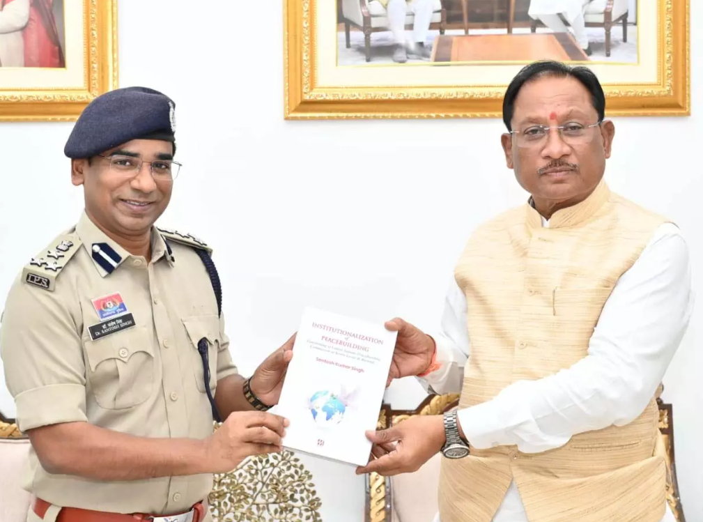 IPS डॉ. संतोष सिंह की किताब से संयुक्त राष्ट्र के शांति प्रयासों पर नई दृष्टि IPS डॉ. संतोष सिंह की किताब से संयुक्त राष्ट्र के शांति प्रयासों पर नई दृष्टि