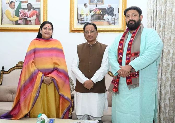 सुप्रसिद्ध भजन गायिका रेशमी शर्मा ने CM साय से मुलाकात की सुप्रसिद्ध भजन गायिका रेशमी शर्मा ने CM साय से मुलाकात की