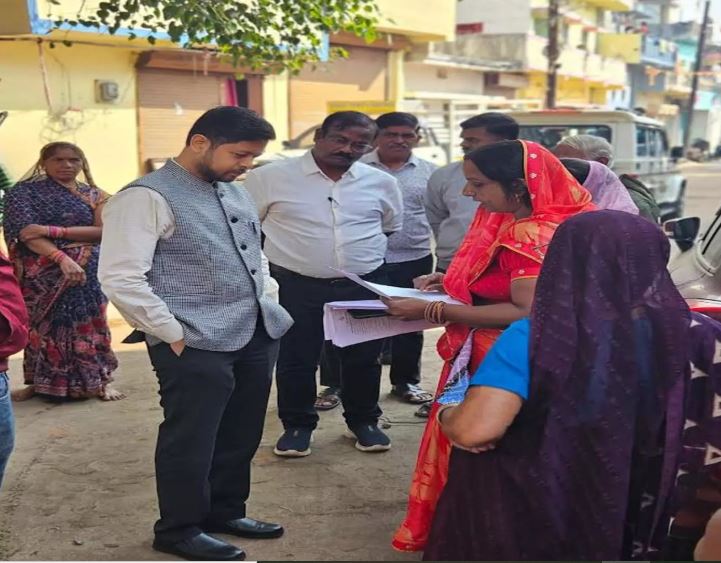 गणना प्रपत्र वितरण कार्य निरीक्षण करने कलेक्टर पहुंचे वार्डों में गणना प्रपत्र वितरण कार्य निरीक्षण करने कलेक्टर पहुंचे वार्डों में