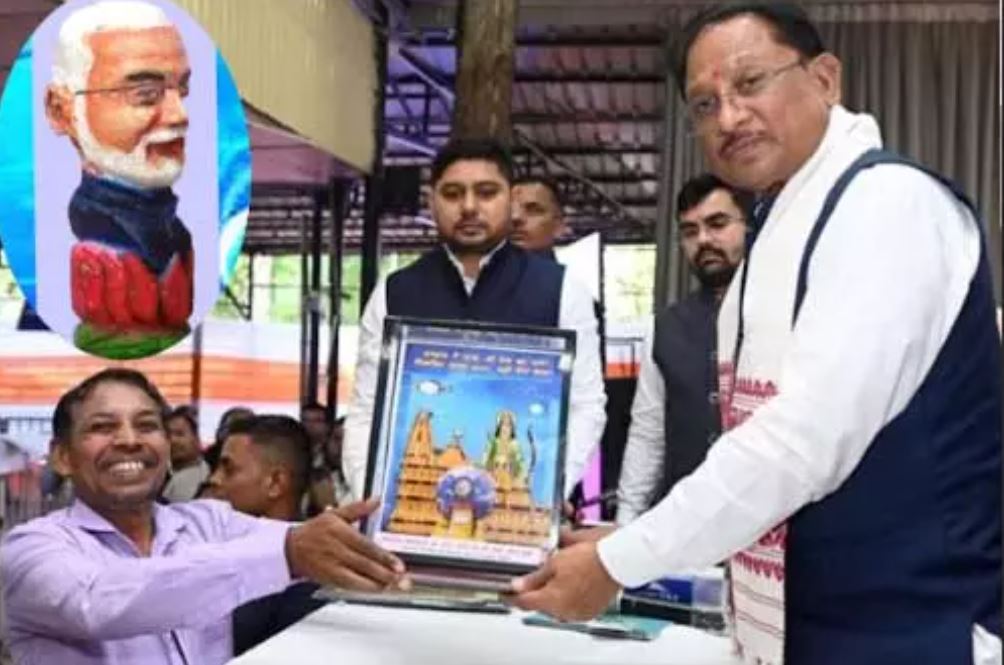 PM मोदी की सबसे छोटी मूर्ति देखकर मुख्यमंत्री आश्चर्यचकित रह गए PM मोदी की सबसे छोटी मूर्ति देखकर मुख्यमंत्री आश्चर्यचकित रह गए
