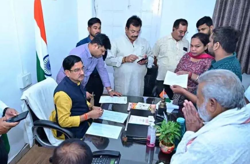 सांसद तोखन साहू ने बिलासपुर में लगाया जनदर्शन सांसद तोखन साहू ने बिलासपुर में लगाया जनदर्शन