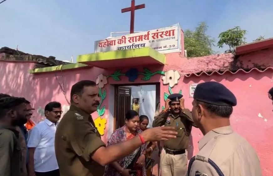 3 पास्टर और धर्मांतरण कराने वाले दलाल गिरफ्तार 3 पास्टर और धर्मांतरण कराने वाले दलाल गिरफ्तार