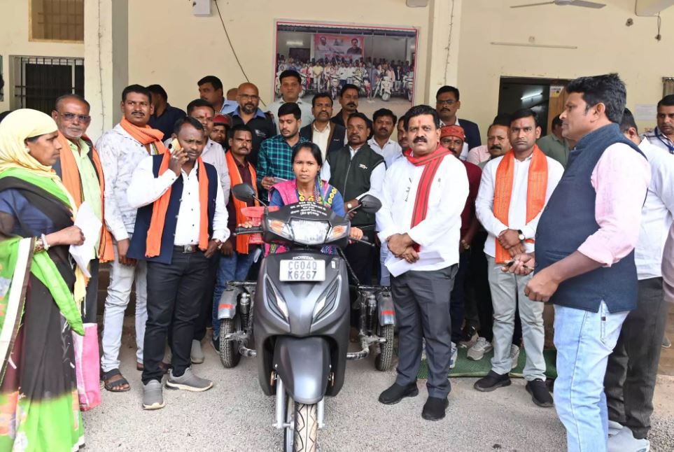 दिव्यांग युवती को गृहमंत्री विजय शर्मा ने 15 दिनों में शासन से दिलाई स्कूटी दिव्यांग युवती को गृहमंत्री विजय शर्मा ने 15 दिनों में शासन से दिलाई स्कूटी