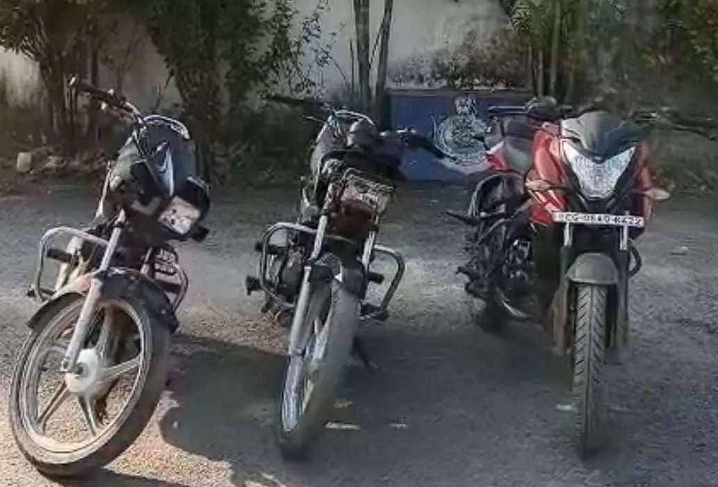 कैश और 3 बाइक सहित नाबालिग चोर पकड़ा गया कैश और 3 बाइक सहित नाबालिग चोर पकड़ा गया