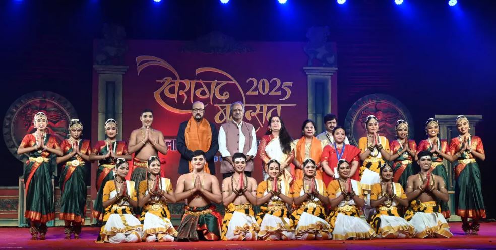 राज्यपाल रमेन डेका खैरागढ़ महोत्सव के समापन समारोह में हुए शामिल राज्यपाल रमेन डेका खैरागढ़ महोत्सव के समापन समारोह में हुए शामिल