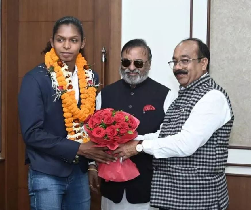 कबड्डी में भारत को जीत दिलाने वाली संजू देवी ने की अरुण साव से मुलाकात कबड्डी में भारत को जीत दिलाने वाली संजू देवी ने की अरुण साव से मुलाकात