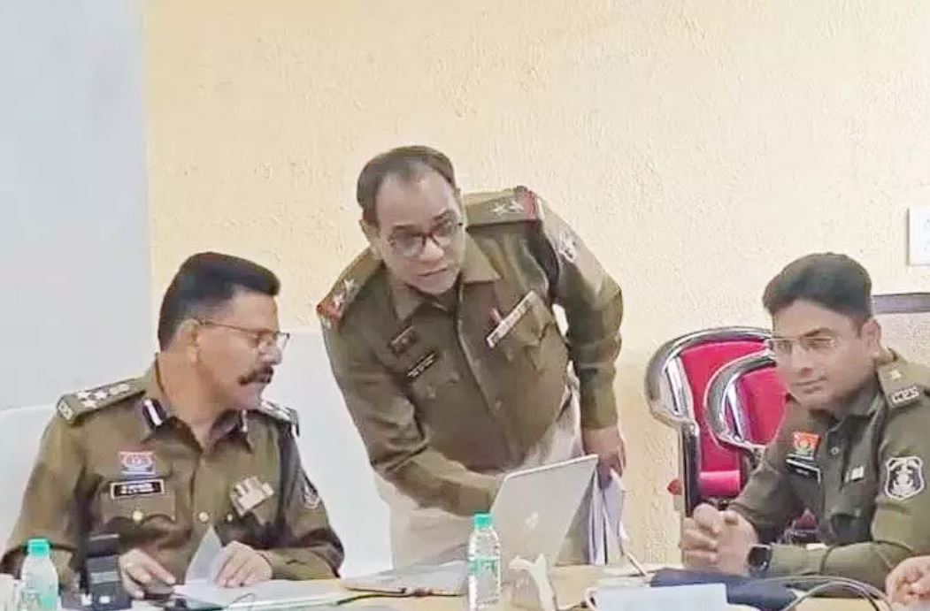 पुलिस कंट्रोल रूम में रायपुर एसएसपी ने ली मीटिंग पुलिस कंट्रोल रूम में रायपुर एसएसपी ने ली मीटिंग