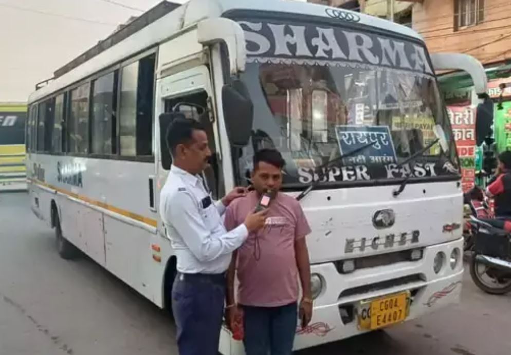 बस ड्राइवर मिले नशे में, जुर्माने के साथ लाइसेंस रद्द की कार्रवाई बस ड्राइवर मिले नशे में, जुर्माने के साथ लाइसेंस रद्द की कार्रवाई