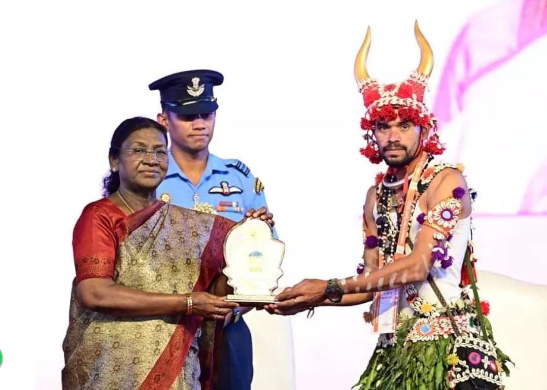 लोक कला महोत्सव में लिंगों घोटुल मांदरी नृत्य दल प्रथम कोण्डागांव जिले का बढ़ाया मान लोक कला महोत्सव में लिंगों घोटुल मांदरी नृत्य दल प्रथम कोण्डागांव जिले का बढ़ाया मान