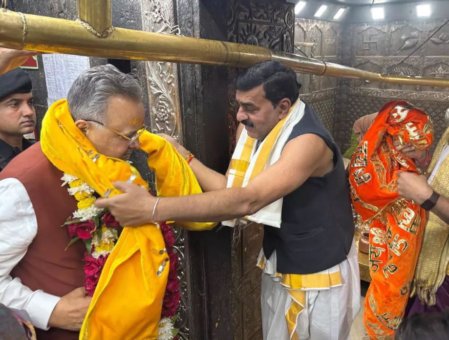 डॉ रमन सिंह सपरिवार उज्जैन पहुंचे, श्री महाकाल के दर्शन किए डॉ रमन सिंह सपरिवार उज्जैन पहुंचे, श्री महाकाल के दर्शन किए