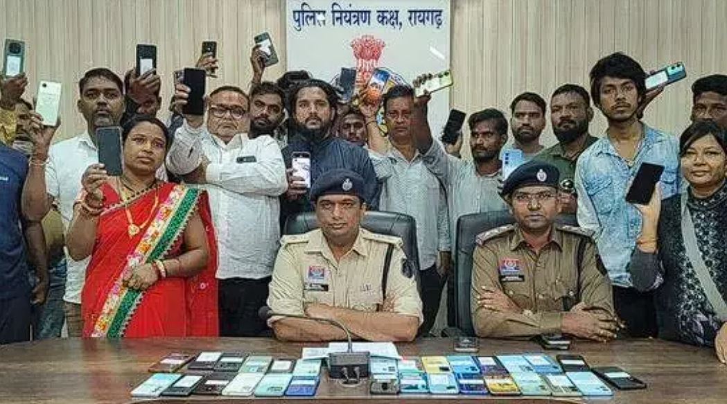 एसपी ने मोबाइल स्वामियों को लौटाए 54 गुम मोबाइल एसपी ने मोबाइल स्वामियों को लौटाए 54 गुम मोबाइल