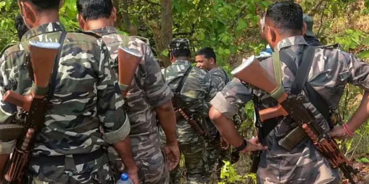 डोंगरगढ़ में फोर्स और नक्सलियों के बीच मुठभेड़, पुलिस जवान घायल डोंगरगढ़ में फोर्स और नक्सलियों के बीच मुठभेड़, पुलिस जवान घायल