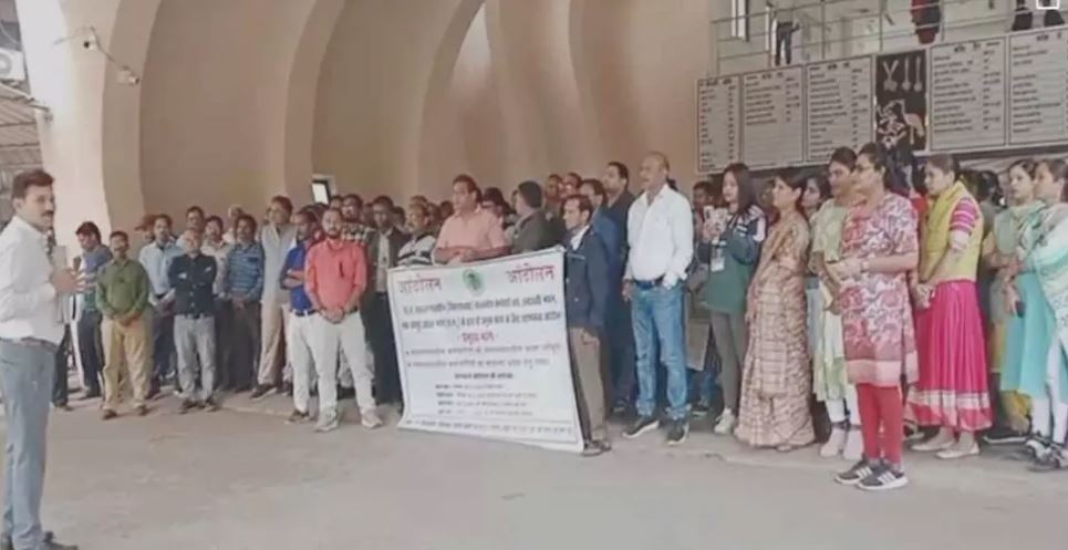 इन्द्रावती भवन के कर्मचारियों ने किया प्रदर्शन इन्द्रावती भवन के कर्मचारियों ने किया प्रदर्शन