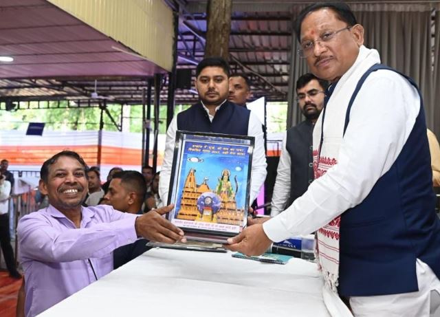 माइक्रो आर्ट का मास्टरपीस: भिलाई के कलाकार ने बनाई मोदी जी की सूक्ष्म प्रतिमा, मुख्यमंत्री ने की सराहना माइक्रो आर्ट का मास्टरपीस: भिलाई के कलाकार ने बनाई मोदी जी की सूक्ष्म प्रतिमा, मुख्यमंत्री ने की सराहना