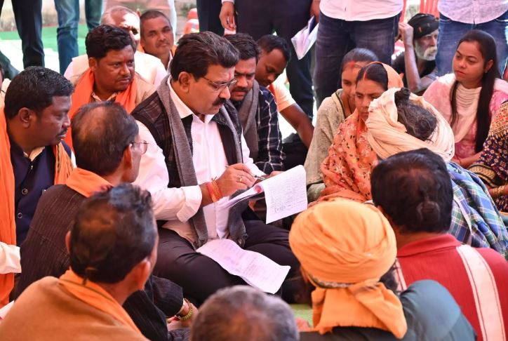 उपमुख्यमंत्री विजय शर्मा ने कबीरधाम के ग्रामीण इलाकों का किया दौरा उपमुख्यमंत्री विजय शर्मा ने कबीरधाम के ग्रामीण इलाकों का किया दौरा