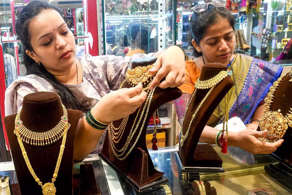 मजबूत US जॉब्स डेटा के कारण सोने की कीमतों में भारी गिरावट मजबूत US जॉब्स डेटा के कारण सोने की कीमतों में भारी गिरावट