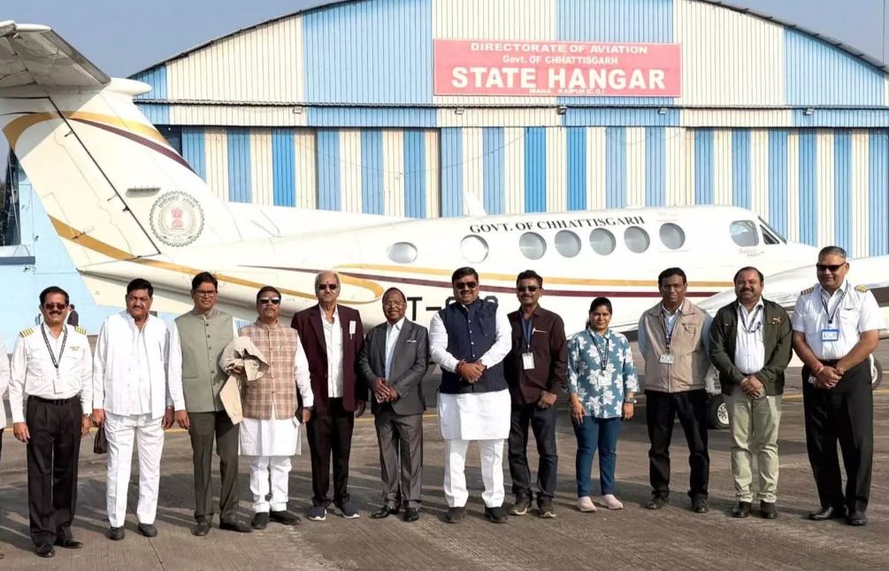 मंत्रियों और सांसदों ने रायपुर में नए स्टेट हैंगर से भरी पहली उड़ान मंत्रियों और सांसदों ने रायपुर में नए स्टेट हैंगर से भरी पहली उड़ान
