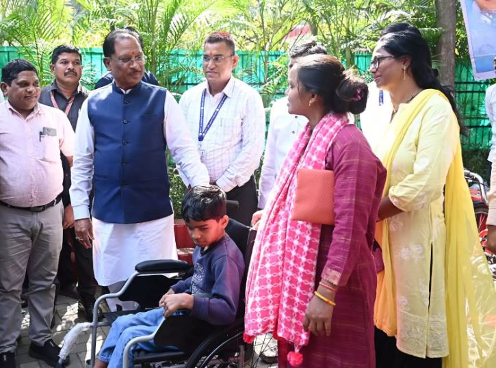 पैरों से सुंदर चित्र बनाती है रायपुर की पूनम, CM साय ने विशेष विद्यालय में भर्ती कराने और छात्रवृत्ति देने के दिए निर्देश पैरों से सुंदर चित्र बनाती है रायपुर की पूनम, CM साय ने विशेष विद्यालय में भर्ती कराने और छात्रवृत्ति देने के दिए निर्देश