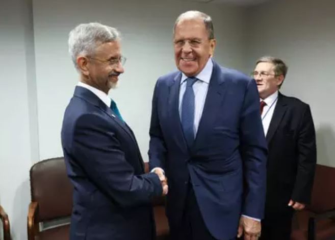 कतर के बाद रूस पहुंचे एस जयशंकर, विदेश मंत्री लावरोव के साथ द्विपक्षीय और वैश्विक एजेंडे की करेंगे समीक्षा कतर के बाद रूस पहुंचे एस जयशंकर, विदेश मंत्री लावरोव के साथ द्विपक्षीय और वैश्विक एजेंडे की करेंगे समीक्षा