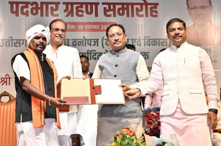 वनवासियों की आय बढ़ाने और उनके सर्वांगीण विकास के लिए हमारी सरकार प्रतिबद्ध : CM साय वनवासियों की आय बढ़ाने और उनके सर्वांगीण विकास के लिए हमारी सरकार प्रतिबद्ध : CM साय