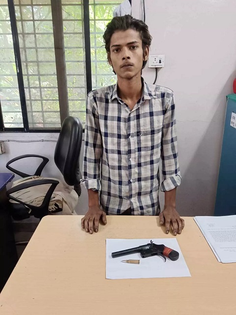 उरकुरा रेलवे स्टेशन के पास बंदूक लहराया, बदमाश गिरफ्तार उरकुरा रेलवे स्टेशन के पास बंदूक लहराया, बदमाश गिरफ्तार