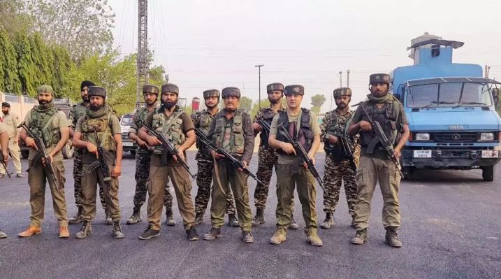 300 किलो RDX बरामद, डॉक्टर के घर रेड, मचा हड़कंप 300 किलो RDX बरामद, डॉक्टर के घर रेड, मचा हड़कंप